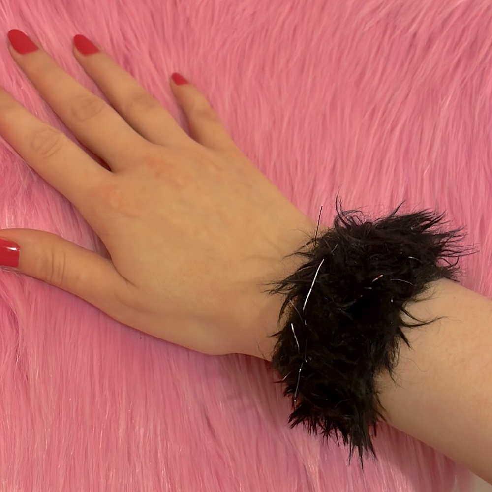 Fluffy slap bracelet 🖤